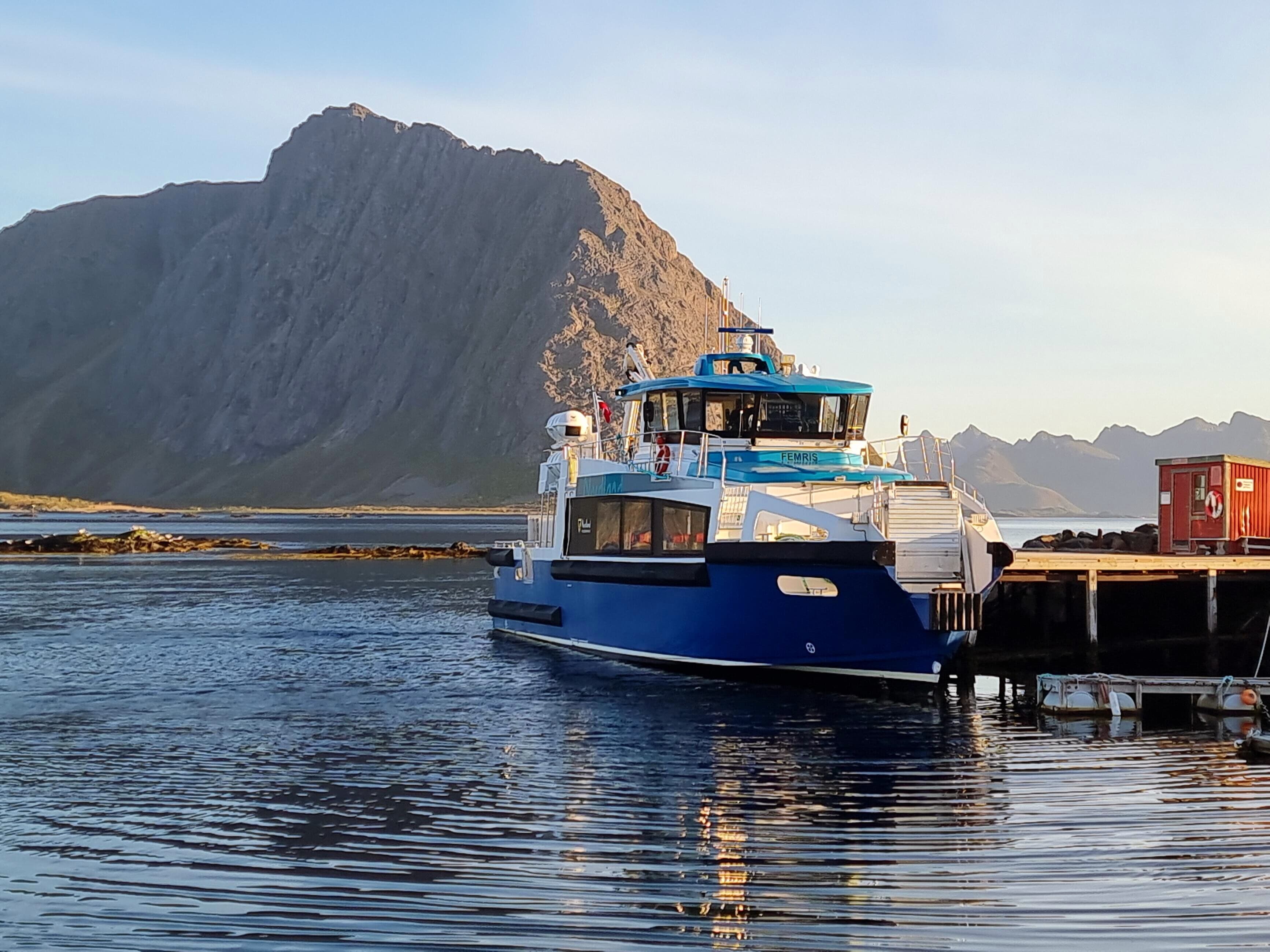 Hurtigbåten Femris ved kaia, med Vesteråls-fjell i bakgrunnen