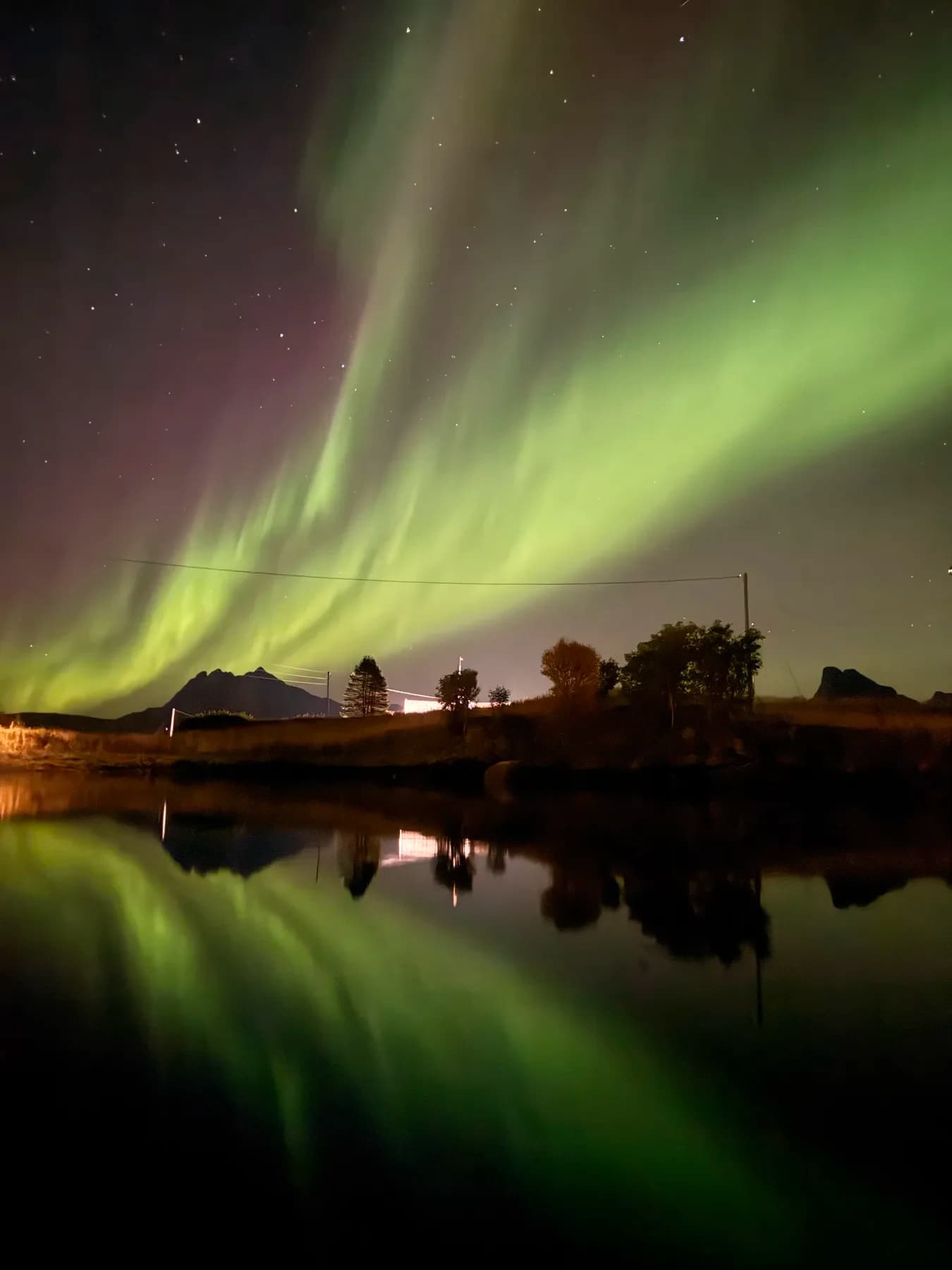 Aurora mirrored in the sea