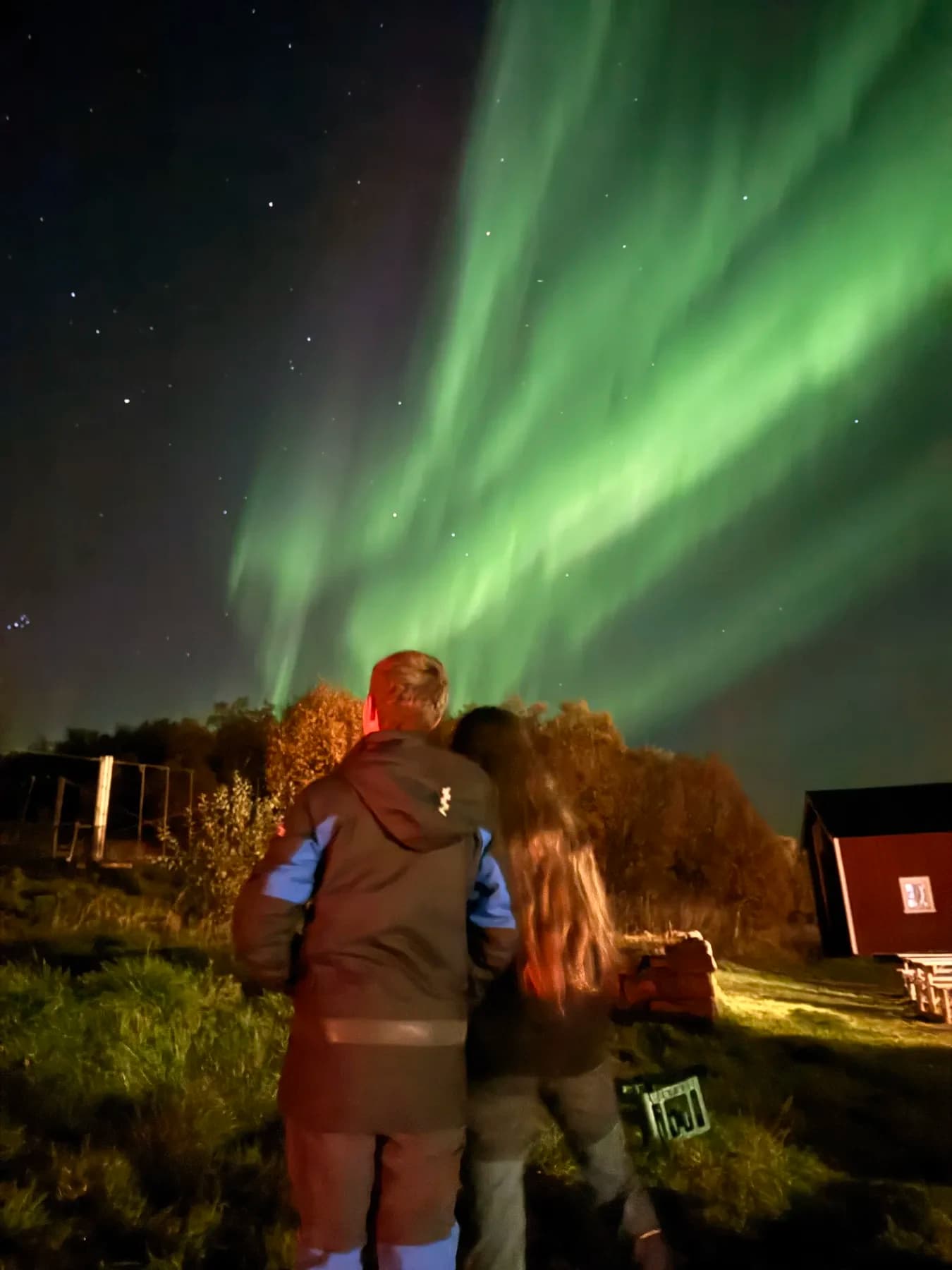 To personer ser på nordlyset sammen