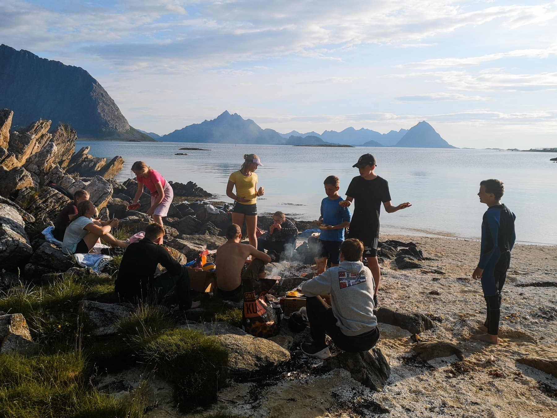 Stor gruppe rundt bål — vidvinkel