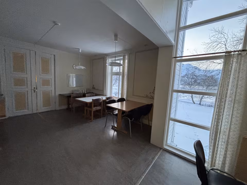 Spisesal med store vinduer