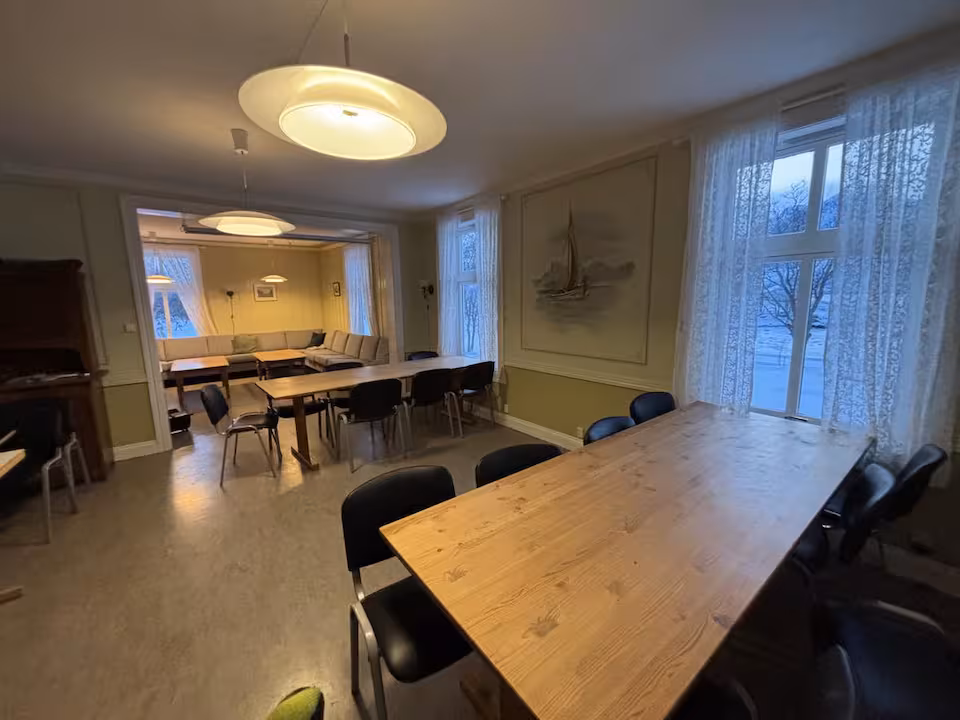 Langt spisebord med åpning