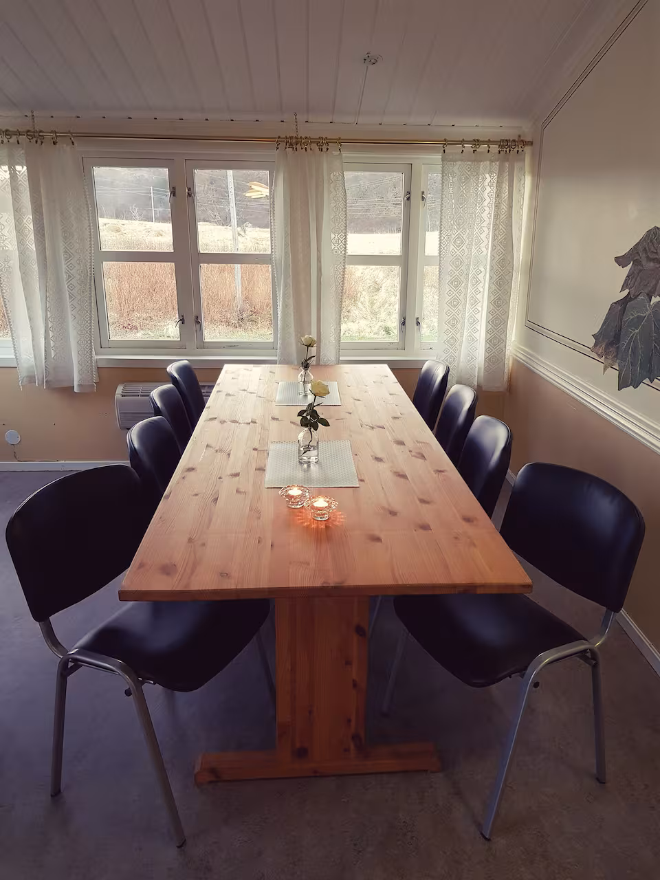 Tre-langbord oppdekt med s