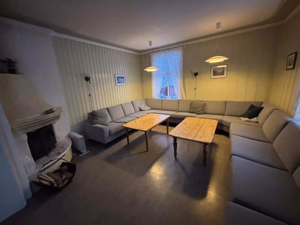 Stua med peis og sofa-grup