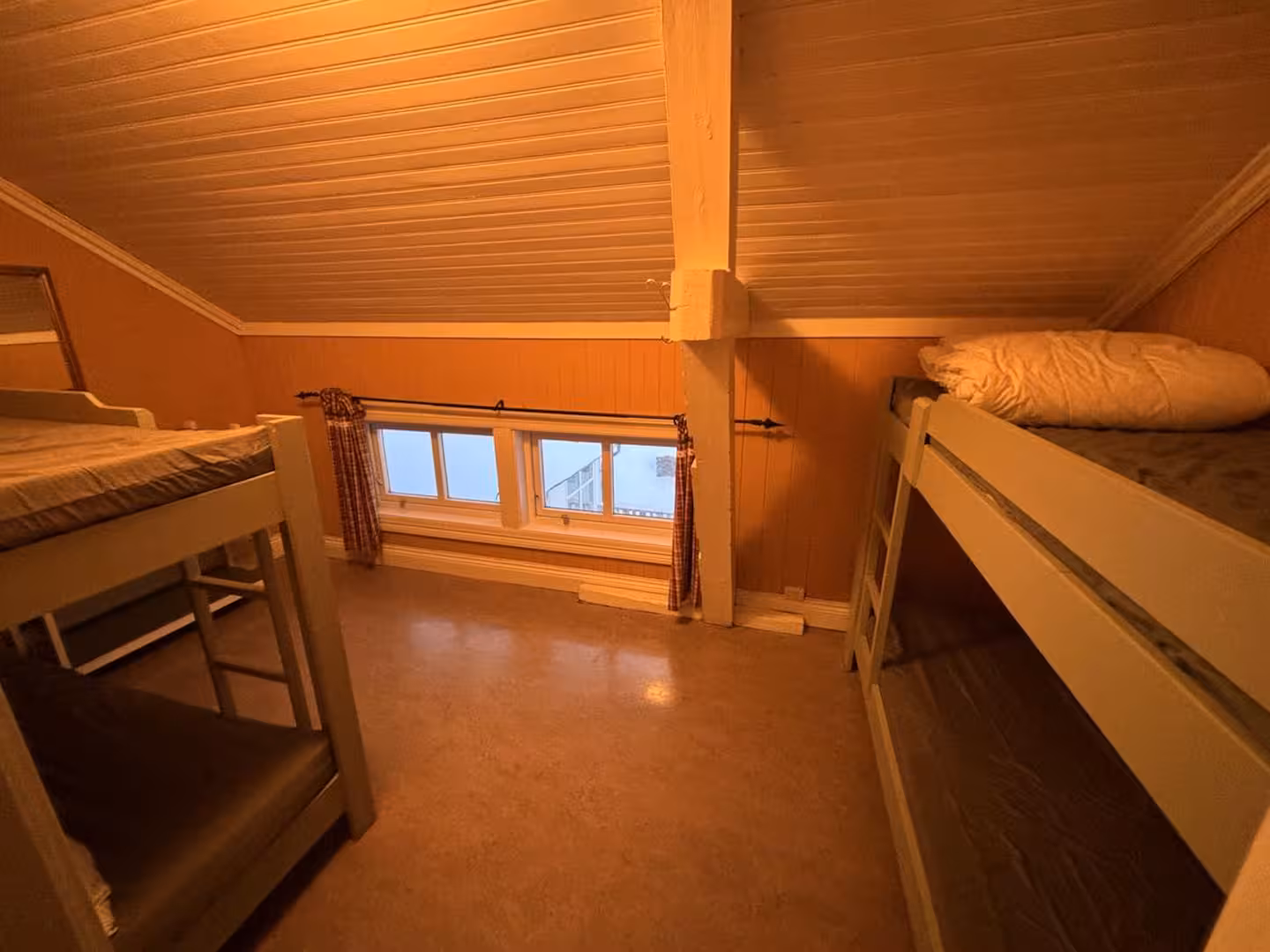 Loftsrom med to køyesenger