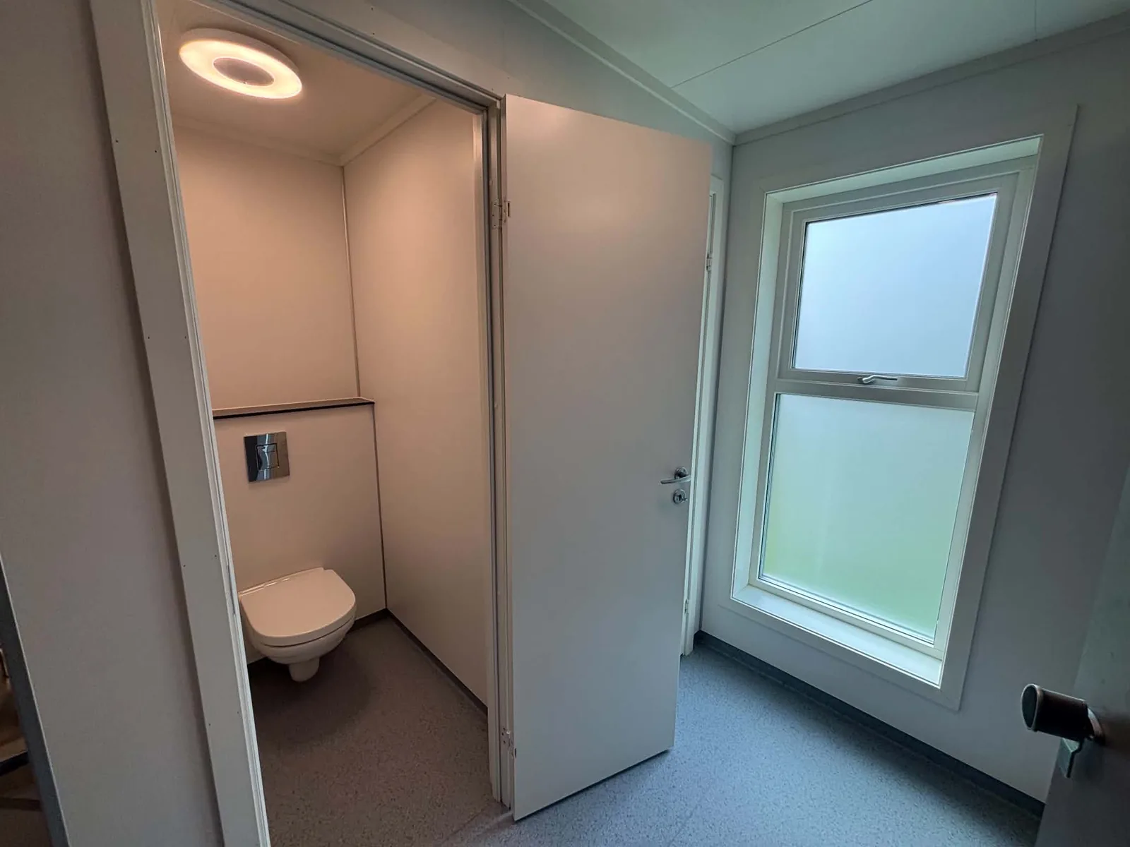 Nyoppusset toalett med vindu
