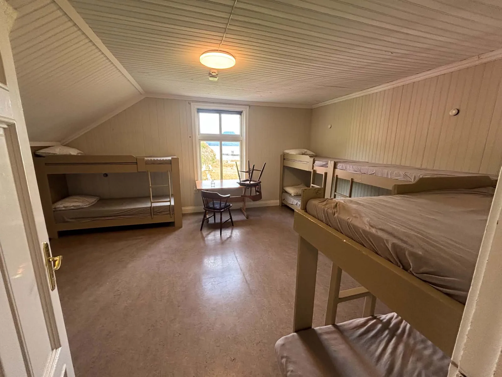 Stort loftsrom med flere senger og sittegruppe