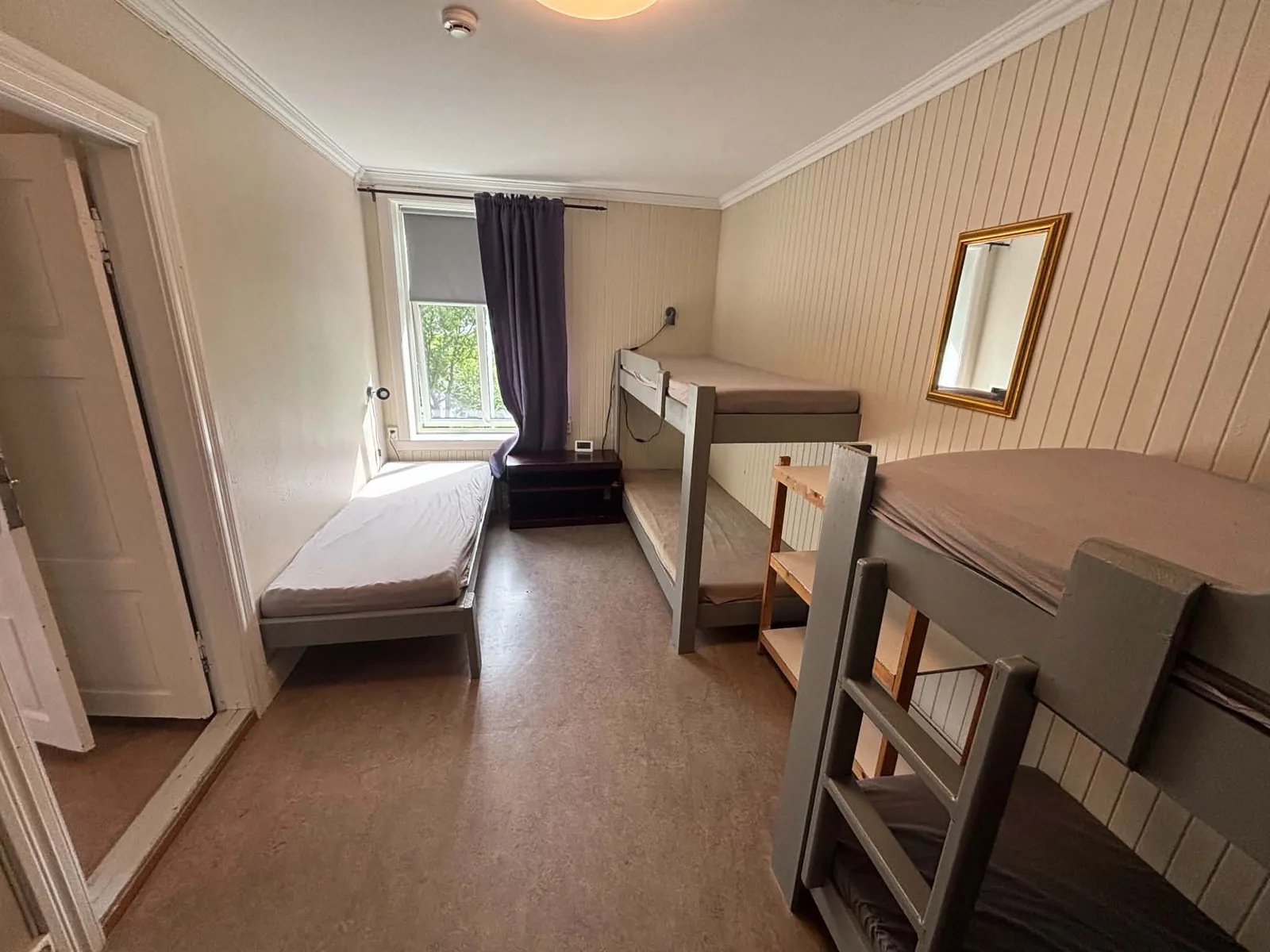 Soverom med enkeltseng og køyeseng